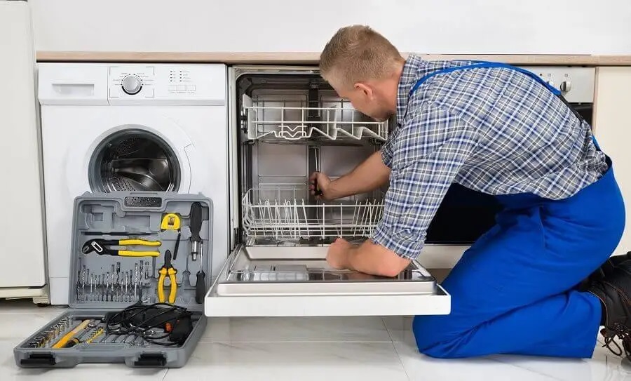 Gümüşova Beko servisi teknisyen ekibi beyaz eşya tamiri yaparken